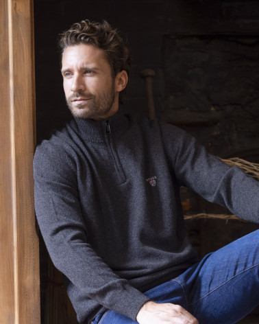 modèle du Pull col zippé Buenos Aires Otago gris anthracite pour homme