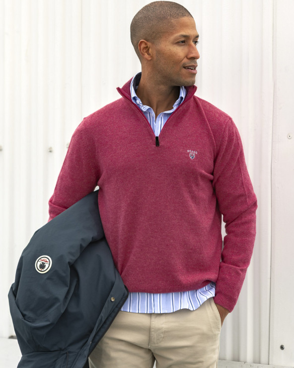 le modèle porte un Pull col zippé framboise pour homme Buenos Aires Otago