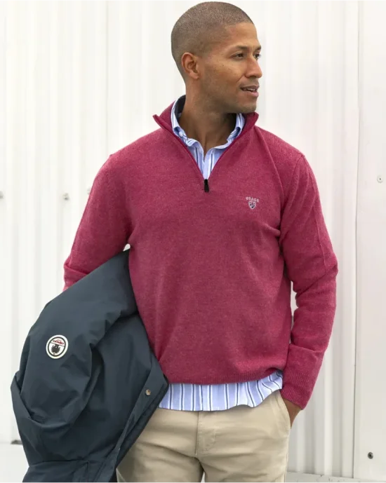 le modèle porte un Pull col zippé framboise pour homme Buenos Aires Otago