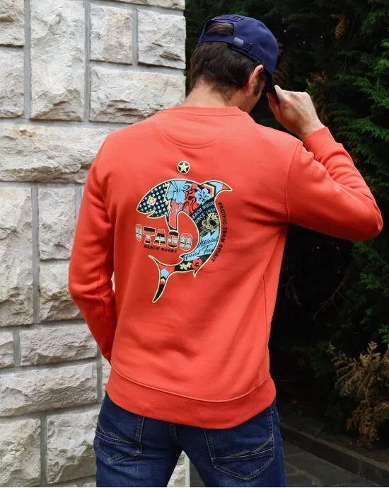 le modèle porte un Sweat col rond PATREQ Otago rugby paprika pour homme