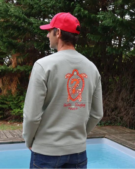 le modèle porte un Sweat col rond Tortue7 Otago rugby kaki almond green pour homme