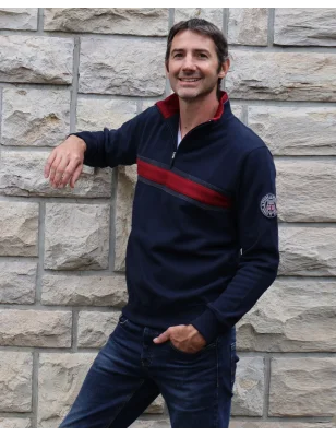 le modèle porte un Sweat col zippé homme 24SW6 Otago rugby bleu marine