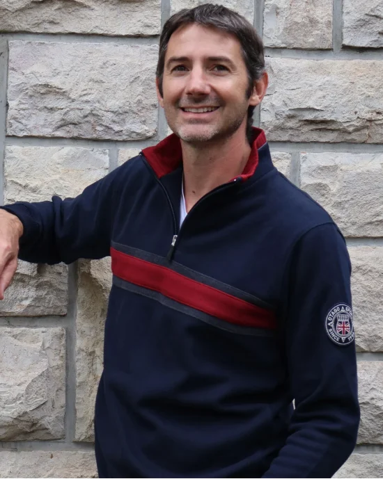 le modèle porte un Sweat col zip homme 24SW6 Otago rugby bleu marine en taille M