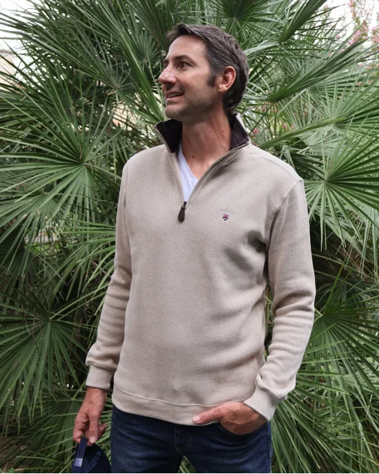le modèle porte un Sweat écru col zippé pour homme 24SW7 Otago rugby