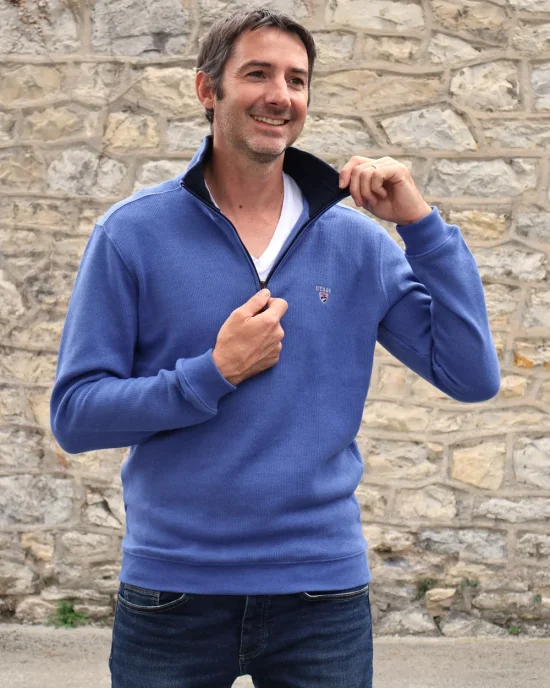 le modèle porte un Sweat bleu lavande col zippé pour homme 24SW7 Otago rugby
