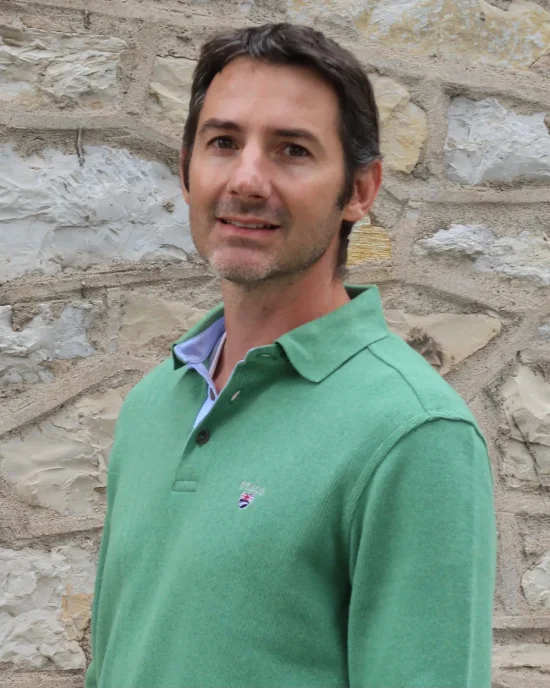 le modèle porte un Polo manches longues pour homme 25POML1 Otago rugby vert ou sweat vert col polo