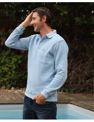 le modèle porte Polo bleu pastel manches longues pour homme 25POML1 Otago rugby vert ou sweat bleu pastel col polo en taille M