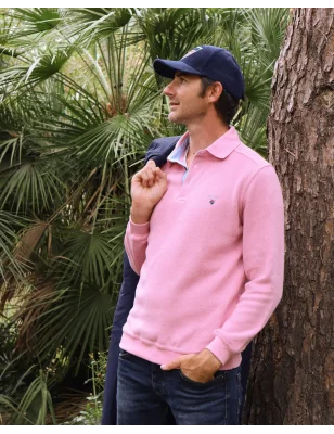 le modèle porte un Polo manches longues rose pour homme 25POML1 Otago rugby