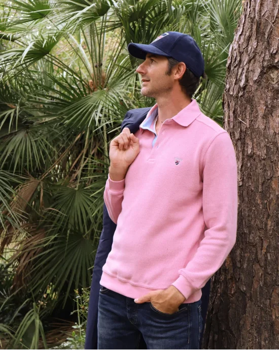 le modèle porte un Polo manches longues rose pour homme 25POML1 Otago rugby