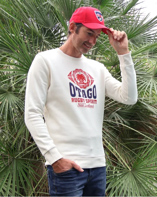 le modèle porte un Sweat col rond ivoire pour homme sérigraphié sur le devant EVERLANDY Otago rugby