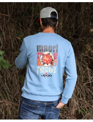 le modèle porte un Sweat col rond bleu ciel chiné pour homme Flower Otago rugby sérigraphié de dos