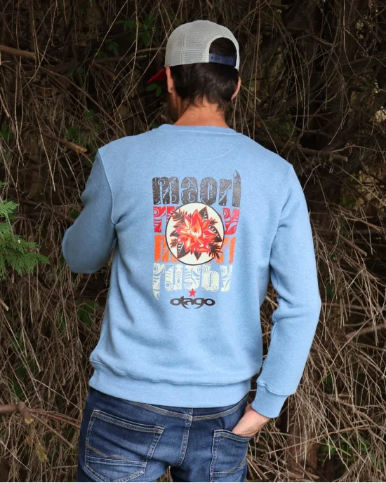 le modèle porte un Sweat col rond bleu ciel chiné pour homme Flower Otago rugby sérigraphié de dos