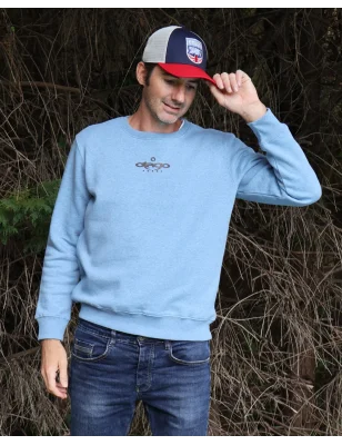 le modèle porte un Sweat col rond bleu ciel chiné pour homme Flower Otago rugby sérigraphié de face