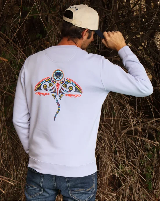le modèle porte un Sweat col rond parme pour homme Mantaflo Otago rugby sérigraphié de dos