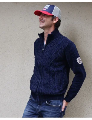 le modèle porte un Sweat zippé bleu marine pour homme SMOOV Otago rugby avec son écusson sur la manche gauche