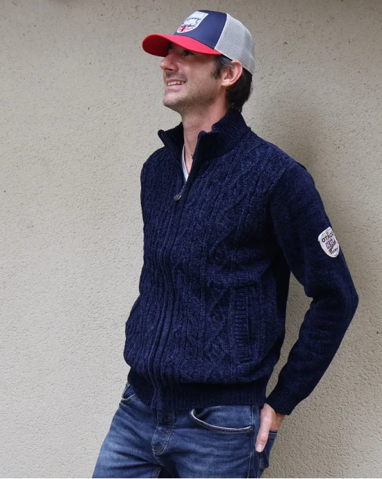 le modèle porte un Sweat zippé bleu marine pour homme SMOOV Otago rugby avec son écusson sur la manche gauche