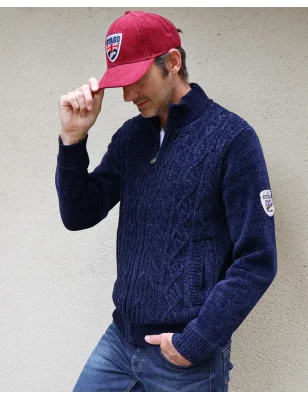 le modèle porte un Sweat zippé bleu marine pour homme SMOOV Otago rugby avec un jean