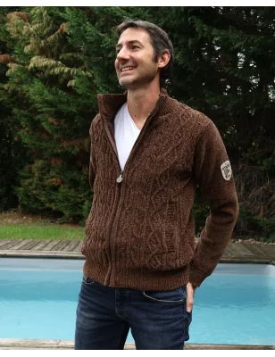 le modèle porte un Sweat zippé marron pour homme SMOOV Otago rugby avec son écusson stylé cousu sur la manches gauche
