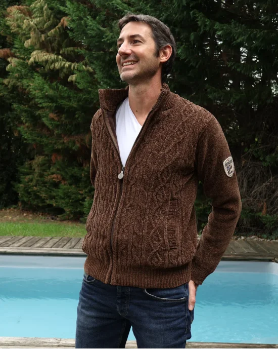 le modèle porte un Sweat zippé marron pour homme SMOOV Otago rugby avec son écusson stylé cousu sur la manches gauche