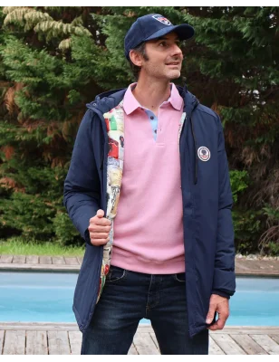 le modèle porte une Doudoune longue bleu marine déperlante pour homme Lamyan Otago rugby avec capuche