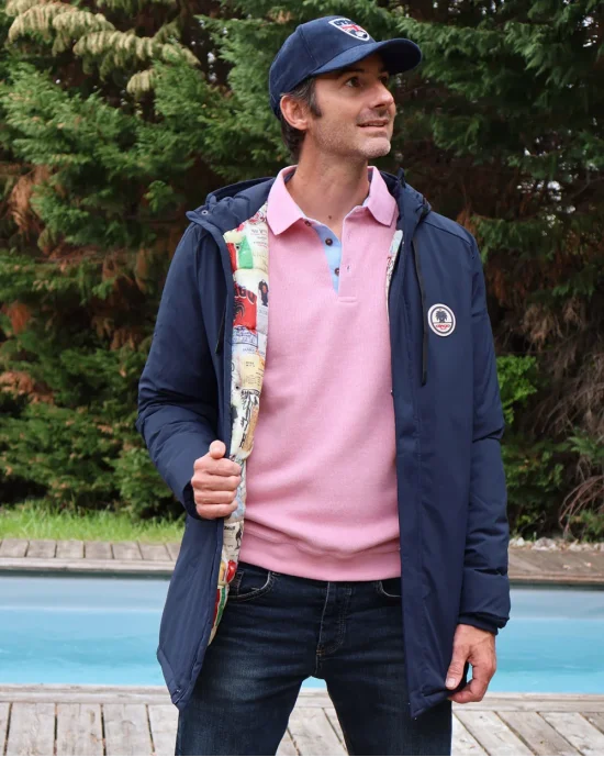 le modèle porte une Doudoune longue bleu marine déperlante pour homme Lamyan Otago rugby avec capuche