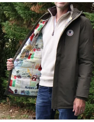 zoom sur la doublure de la Doudoune longue kaki déperlante pour homme Lamyan Otago rugby avec capuche avec un sweat col zip écru