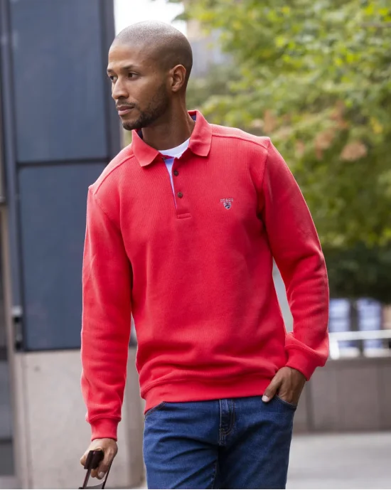 le modèle porte un Polo manches longues pour homme 25POML1 Otago rugby corail JJ
