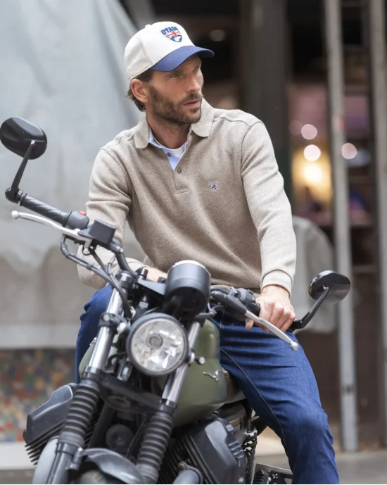 le modèle porte un Polo manches longues pour homme 25POML1 Otago rugby marron