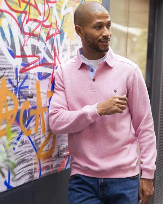 le modèle porte un Polo manches longues rose pour homme 25POML1 Otago rugby