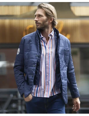 le modèle porte une Veste blazer pour homme James Otago rugby bleu marine