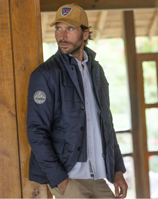 le modèle porte une parka Veste blazer pour homme James Otago rugby bleu marine