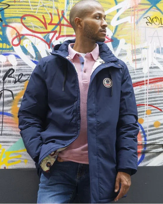 le modèle porte une Doudoune bleu marine déperlante pour homme Lamyan Otago rugby avec capuche