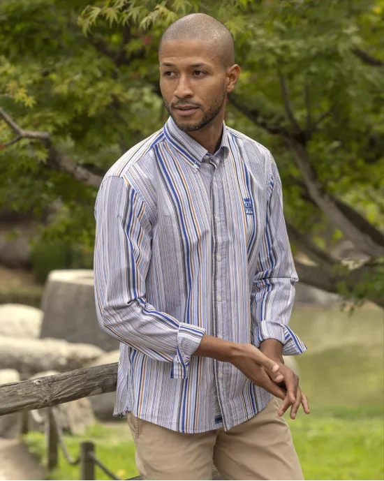 le modèle porte une Chemise manches longues rayée jaune et bleu pour homme 296 Otago