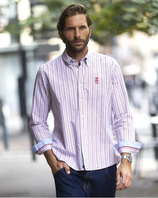 le modèle porte une Chemise manches longues pour homme 295 Otago rayée multicolore
