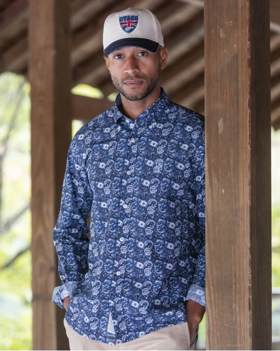 le modèle porte une Chemise manches longues pour homme 292 Otago bleu marine à motifs