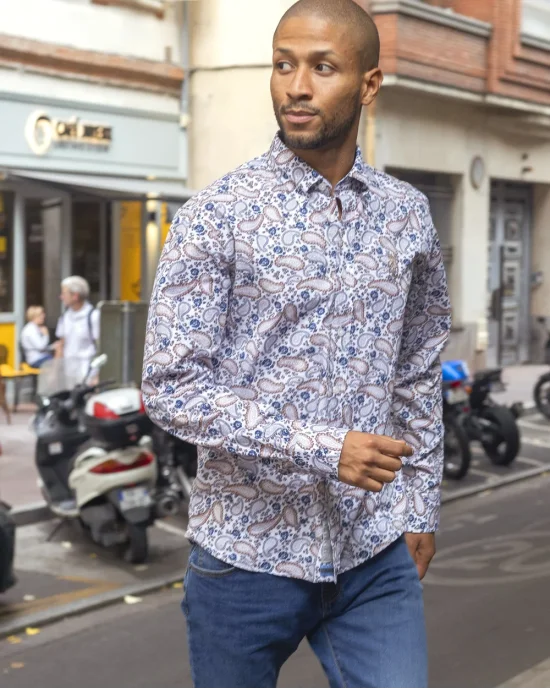 le modèle porte une Chemise manches longues pour homme 294 Otago blanche à motifs bleu marine et marron