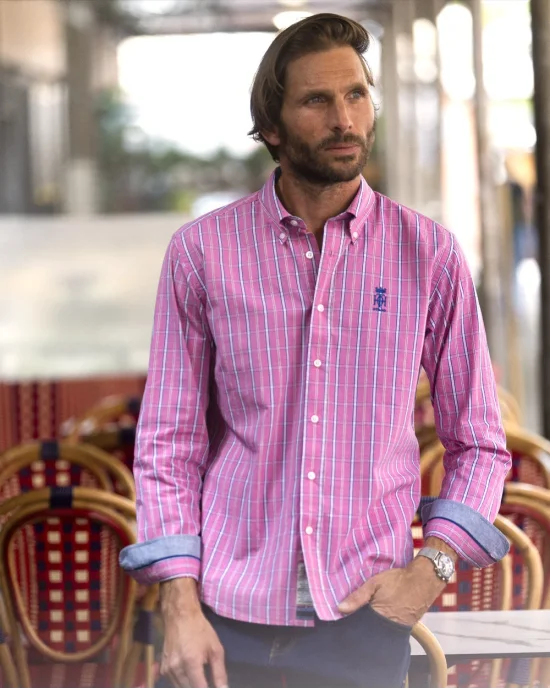 le modèle porte une Chemise manches longues pour homme 299 Otago rose marine à carreaux