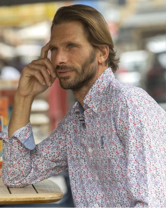 le modèle porte une Chemise manches longues pour homme 293 Otago blanche à motifs