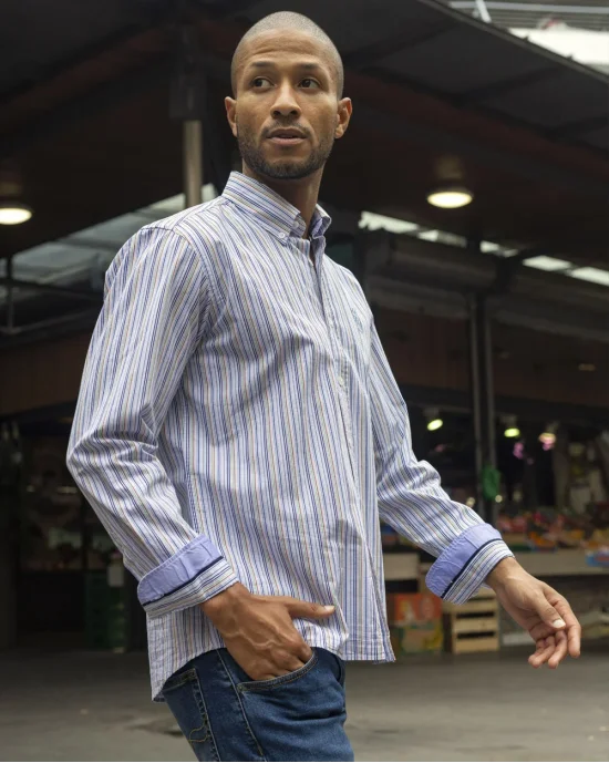 le modèle porte une Chemise manches longues pour homme 297 Otago rayée vert multicolore