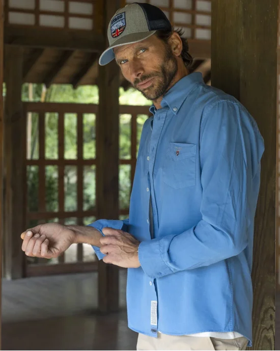 le modèle porte une Chemise manches longues homme Thomas Otago bleu Gorona