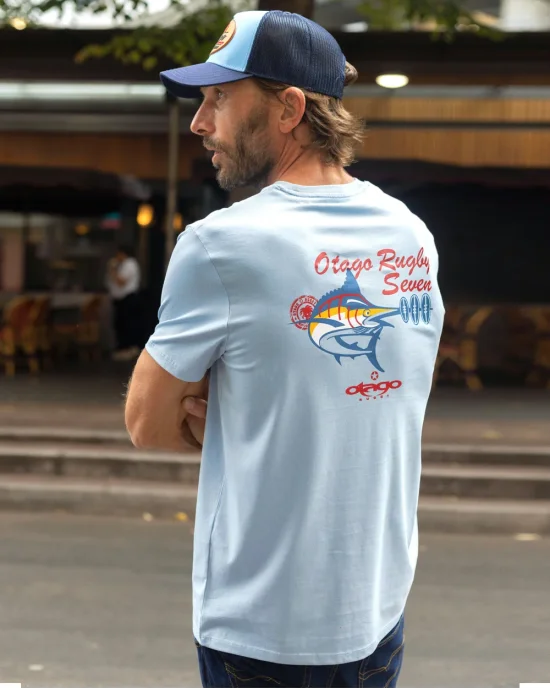 le modèle porte un Tee-shirt bleu ciel pour homme Estampag Otago rugby col rond aquamarine