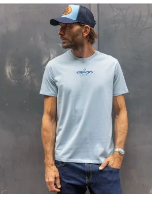 le modèle porte un Tee-shirt bleu ciel pour homme Estampag Otago rugby col rond aquamarine de face