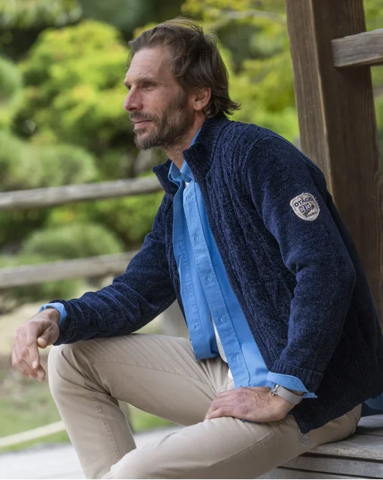 le modèle porte une veste Sweat zippé bleu marine pour homme SMOOV Otago rugby
