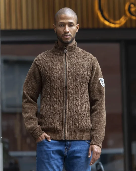 le modèle porte un Sweat zippé marron pour homme SMOOV Otago rugby