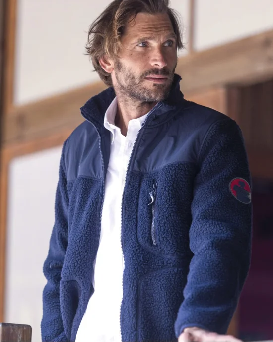 le modèle porte une veste polaire bleu marine pour homme OTASHERPA Otago rugby
