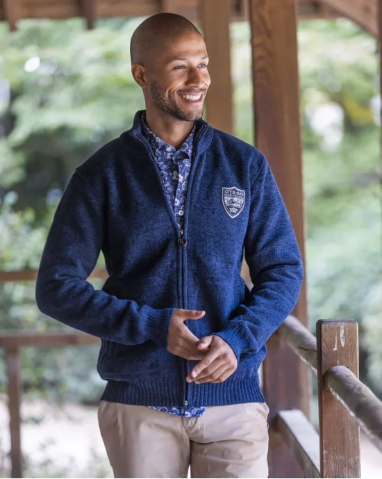 le modèle porte un Gilet sweat zippé bleu marine pour homme SIGNATO Otago rugby