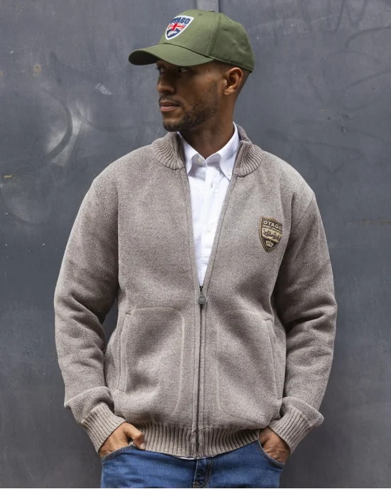 le modèle porte un Gilet sweat zippé beige pour homme SIGNATO Otago rugby