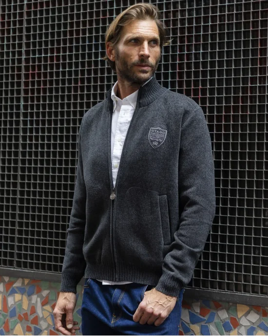 le modèle porte un Gilet sweat zippé gris anthracite pour homme SIGNATO Otago rugby