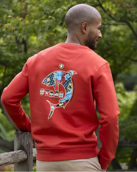le modèle porte un Sweat col rond PATREQ Otago rugby paprika pour homme de dos