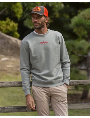 le modèle porte un Sweat col rond Tortue7 Otago rugby kaki almond green pour homme de face